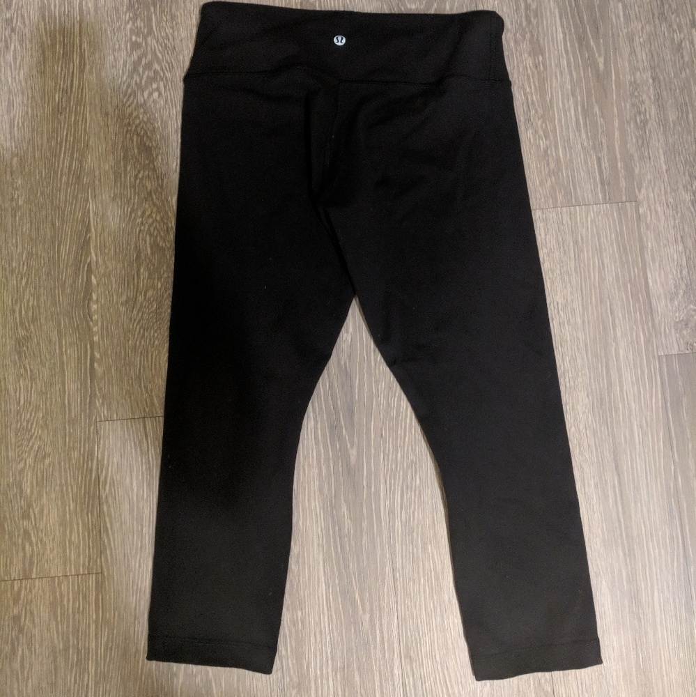 Lululemon 21" crop black yoga pants